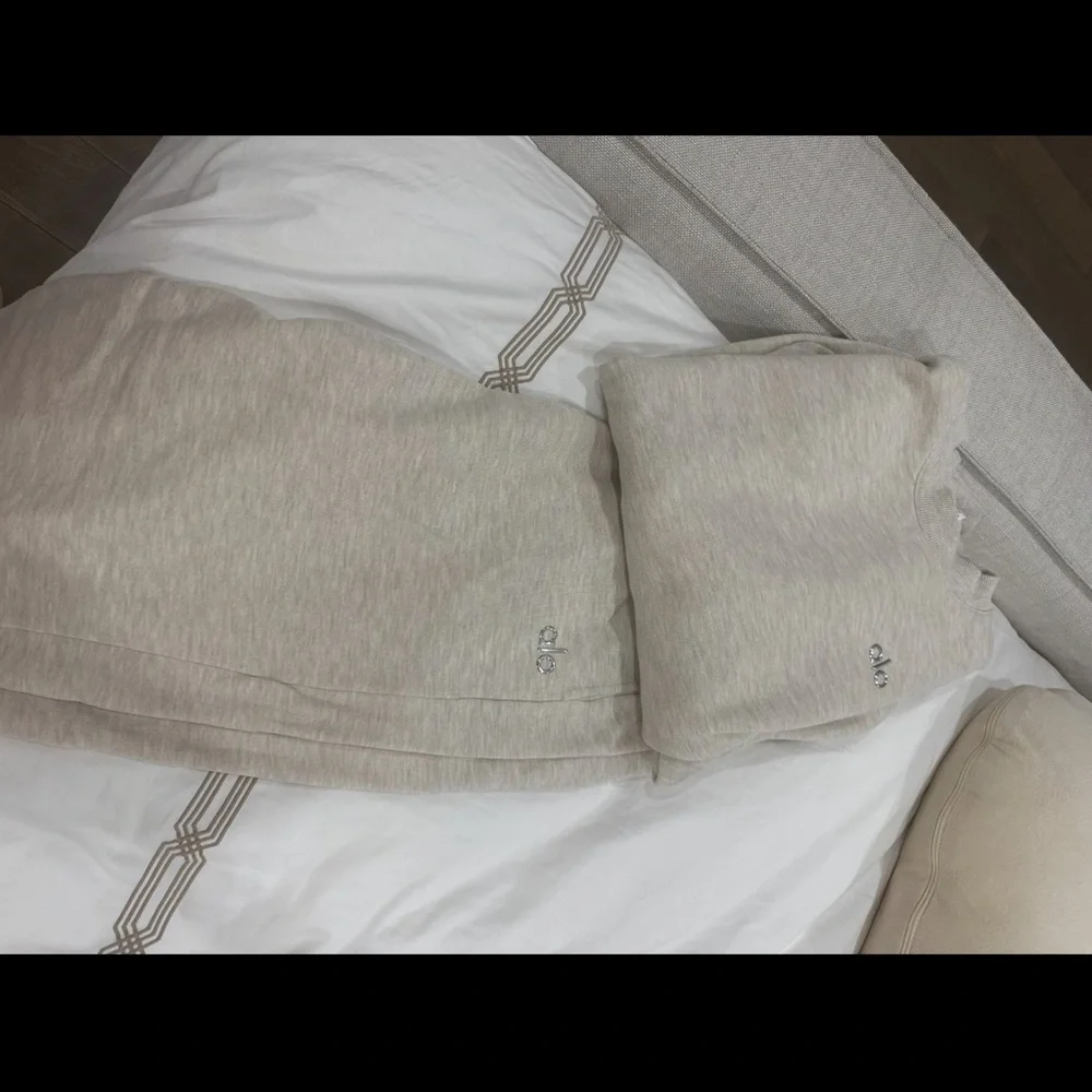 ALO Yoga Cream Sweatpants - Picture 2 of 2